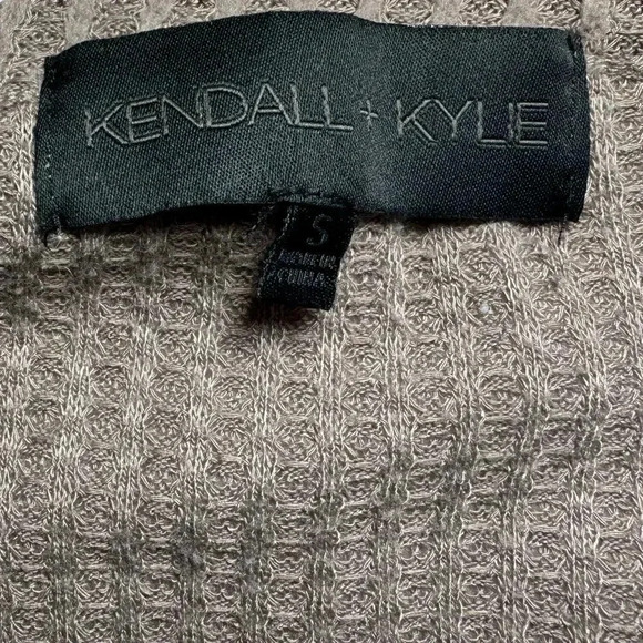 KENDALL + KYLIE Women's Button Front Long Sleeve Top Knit Beige Small - Picture 9 of 11